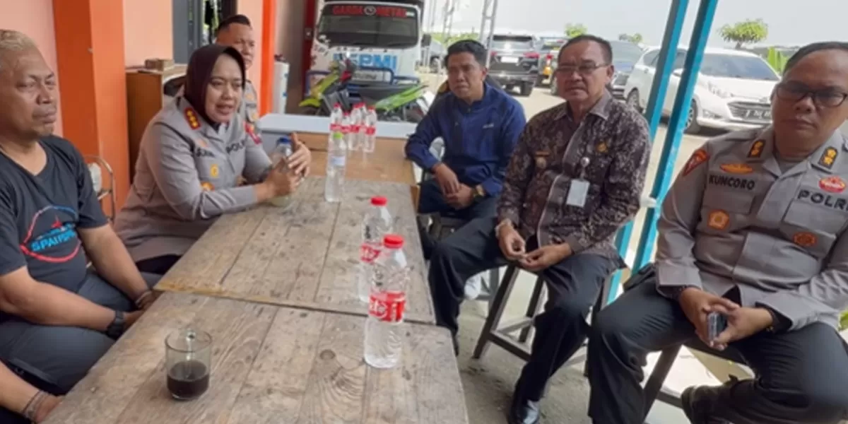 Kapolres Metro Bekasi Kombes Pol Sumarni saat silaturahmi bersama pengurus FSPMI dan Camat Sukakarya di Omah Buruh, Cikarang Pusat, Kamis (21/5/2026). (instagram/humaspolresmetrobekasi)