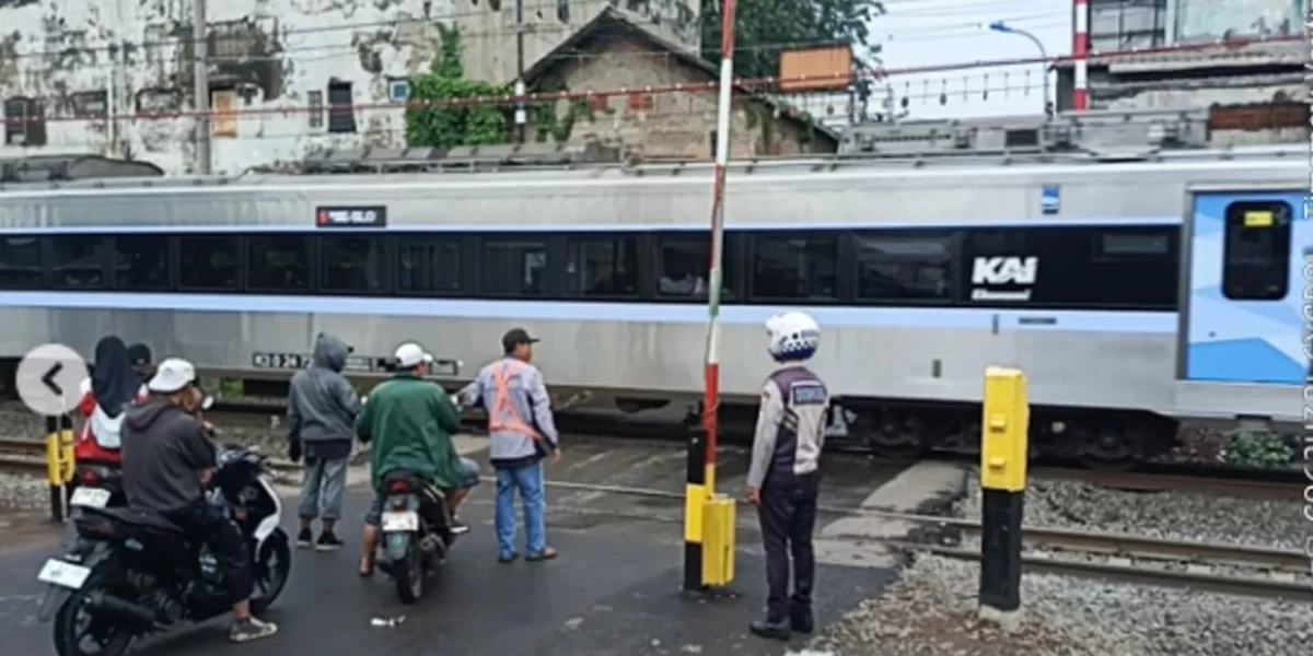  Tampak petugas Dishub Kota Bekasi siaga di perlintasan sebidang Ampera dan Bulak Kapal pada Rabu (20/5/2026) (instagram/dishubbekasikota)