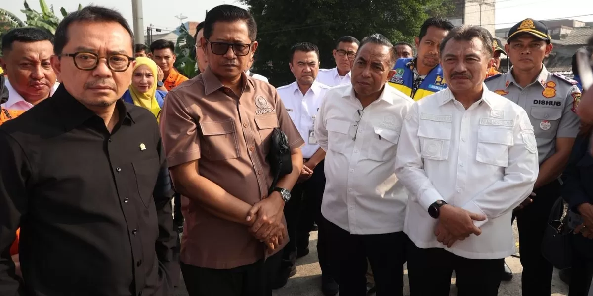 Anggota DPR RI Sujatmiko didampingi Wakil Wali Kota Bekasi Abdul Harris Bobihoe saat meninjau Stasiun Bekasi Timur, Jumat (22/5/2026) (mame/metropolitan)