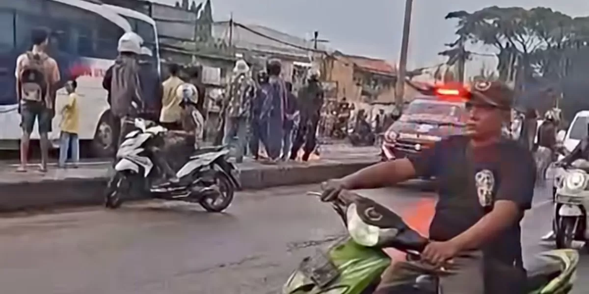 Suasana saat petugas mengevakuasi jenazah pemotor wanita di Cikarang Utara. (instagram/liputancikarang )