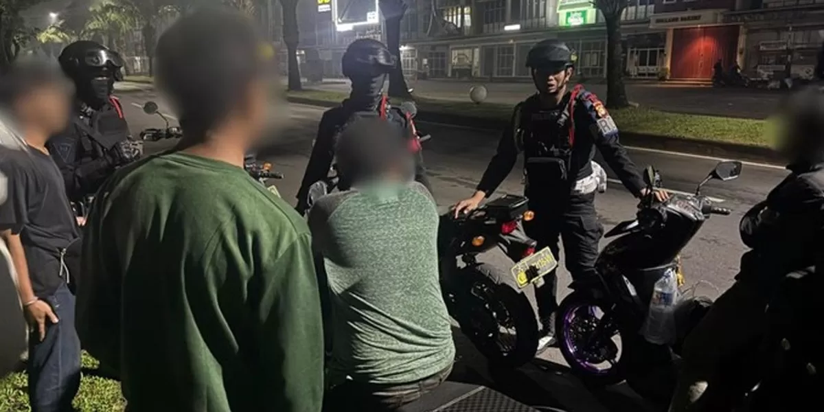 Tim Patmor Brimob Polda Metro Jaya saat menggagalkan aksi balap liar di Jalan Siliwangi, Bekasi. (istimewa)
