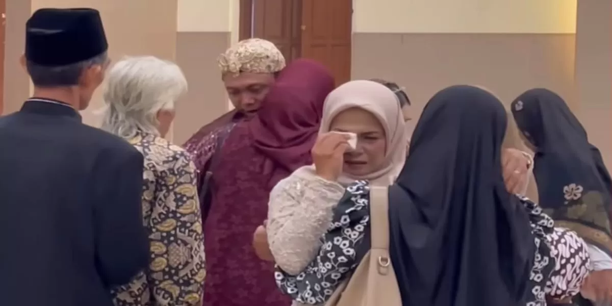 Kesedihan dirasakan pengantin dan keluarga asal Bekasi yang diduga ditipu pihak vendor WO Marwah Catering. (istimewa)