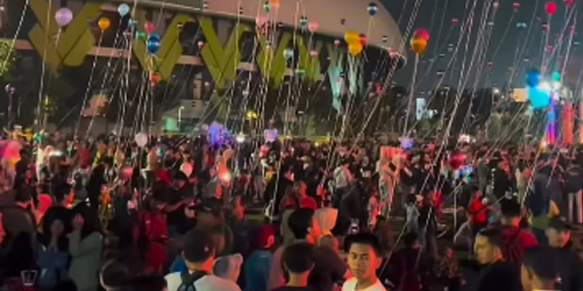 Meski sempat diguyur hujan, ribuan warga memadati kawasan Taman Patriot Chandrabhaga untuk meramaikan Festival Balon pada Sabtu (23/5/2026). (instagram/infobekasi)