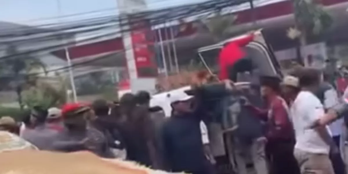 Terlihat satu mobil terbalik di kawasan Tambun Selatan pada Sabtu (23/5/2026) sekitar pukul 11.10 WIB. (instagram/wargatridaya)