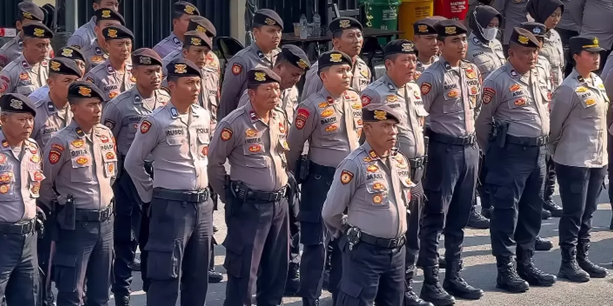 Petugas gabungan saat mengikuti Apel Siaga Pengamanan pertandingan terakhir Liga 1 di halaman Mapolres Metro Bekasi Kota, Sabtu (23/5/2026) sore.  (instagram/restrobekasikota_official)