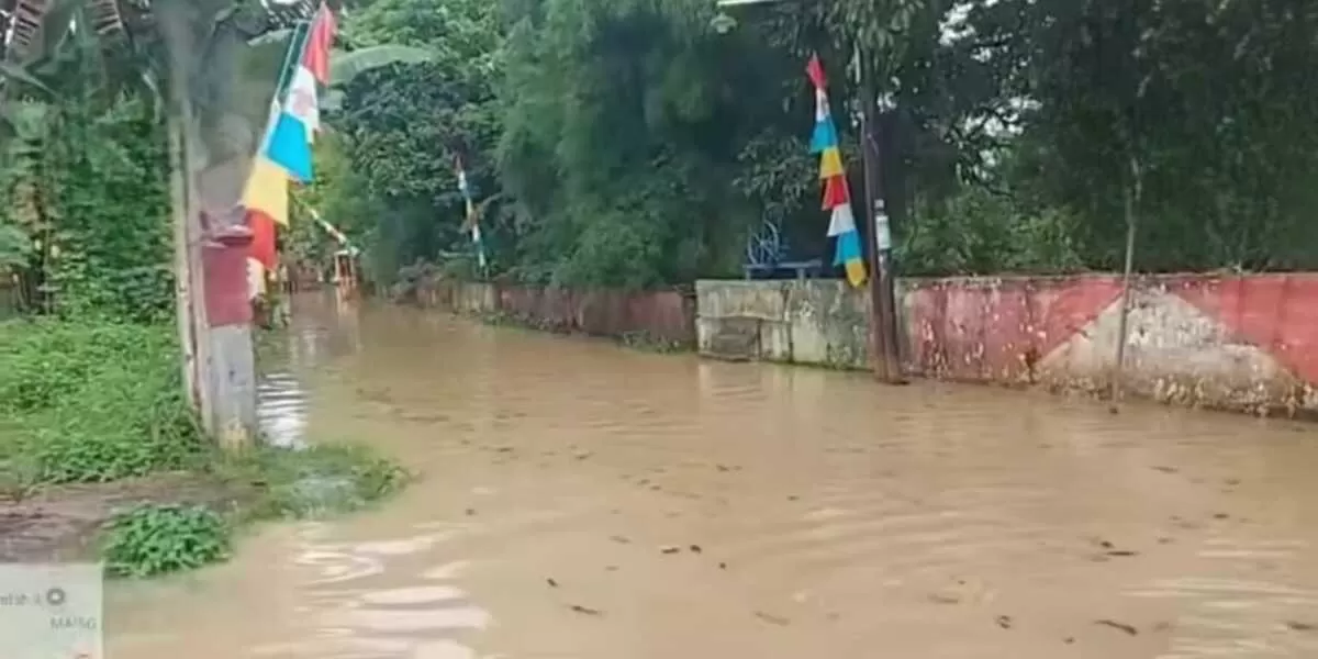 Ruas jalan di sekitar TPU Jatisari, Bekasi, sempat tergenang banjir akibat luapan sungai Cikeas yang naik signifikan pada Senin (25/5/2026) dini hari  (facebook/infobekasi)