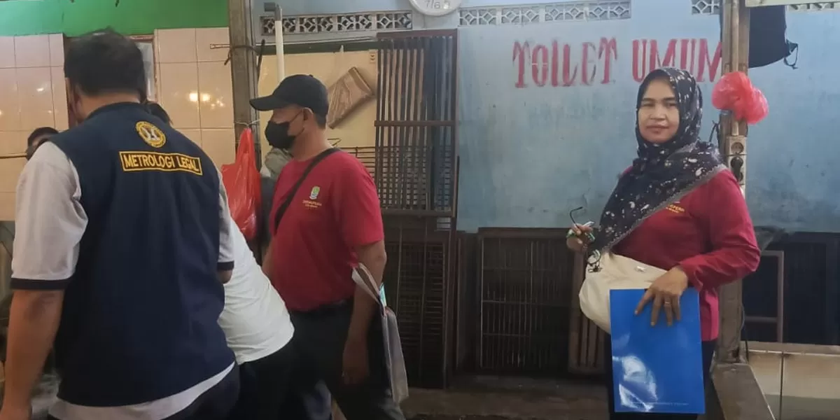 Kepala Disdagprin Kota Bekasi, Ika Indah Yarti, saat meninjau pasar tradisional, Senin (25/5/2026) (mame/metropolitan)