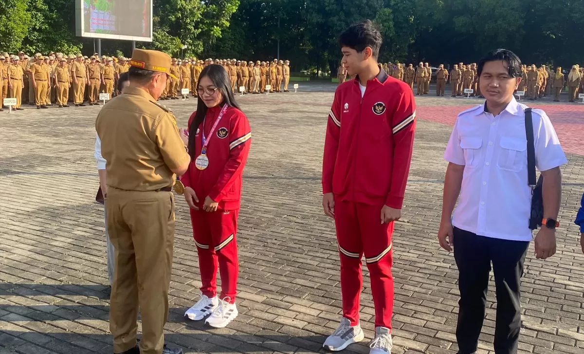 Dua siswa SMA Negeri 5 Kota Bekasi, Zoya Felicia Valerie dan Zolla Kevin Bara, berhasil mengharumkan nama Kota Bekasi setelah tampil gemilang di kejuaraan savate internasional di Kathmandu, Nepal. (mame/metropolitan)
