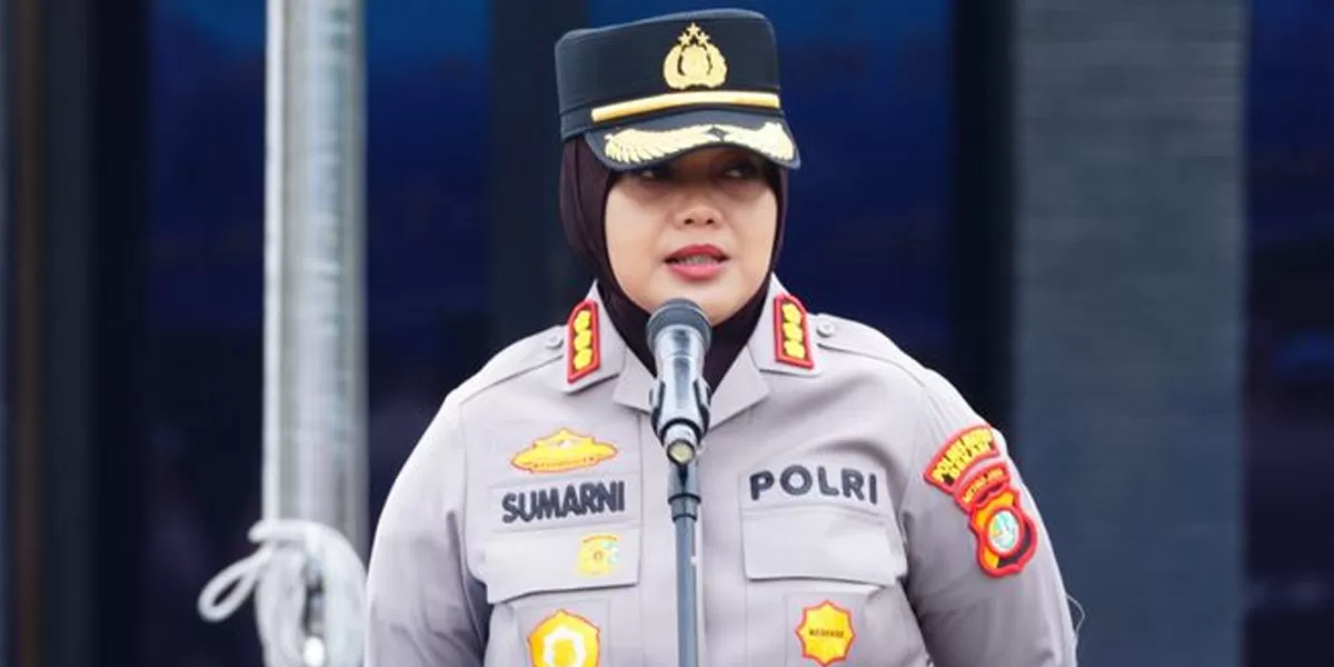 Kapolres Metro Bekasi, Kombes Pol Sumarni, meminta warga tetap tenang jika menemukan aksi pocong jadi-jadian yang meresahkan lingkungan sekitar belakangan ini. (dok humaspolresmetrobekasi)