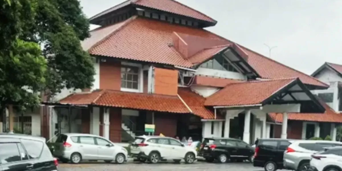 Penampakan gedung Islamic Center Bekasi. Pasangan pengantin tetap melangsungkan akad nikah, meski diduga terkendala pembayaran vendor oleh pihak WO. (instagram/infobekasiutara)
