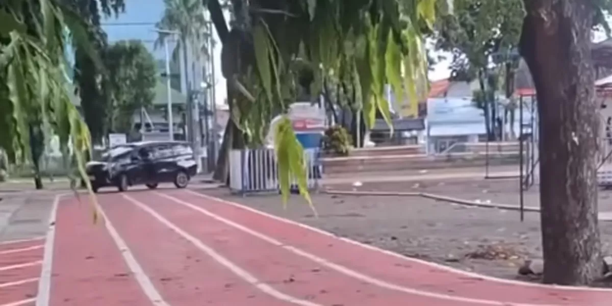 Viral di media sosial, jogging track Alun alun Kota Bekasi diduga berubah fungsi menjadi tempat latihan mobil. (instagram/infobekasi.coo)