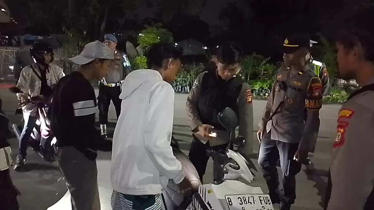 Sejumlah pengendara sepeda motor dihentikan dan diperiksa saat patroli gabungan Polres Metro Bekasi Kota bersama TNI dan Satpol PP pada Minggu (24/5/2026) dini hari. (mame/metropolitan)