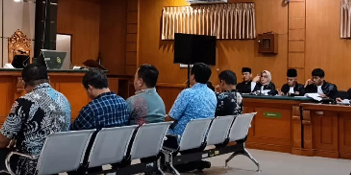 Suasana sidang kasus dugaan ijon proyek di Pengadilan Tipikor Bekasi saat proses pendalaman keterangan saksi berlangsung. (instagram/cikarangnews)