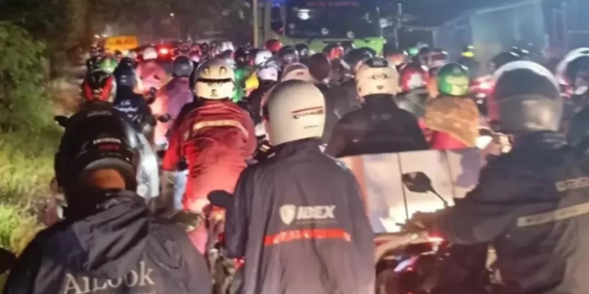 Salah satu titik kemacetan yang terjadi di jembatan 2 Kali Malang, Bekasi Timur. (instagram/infobekasi)