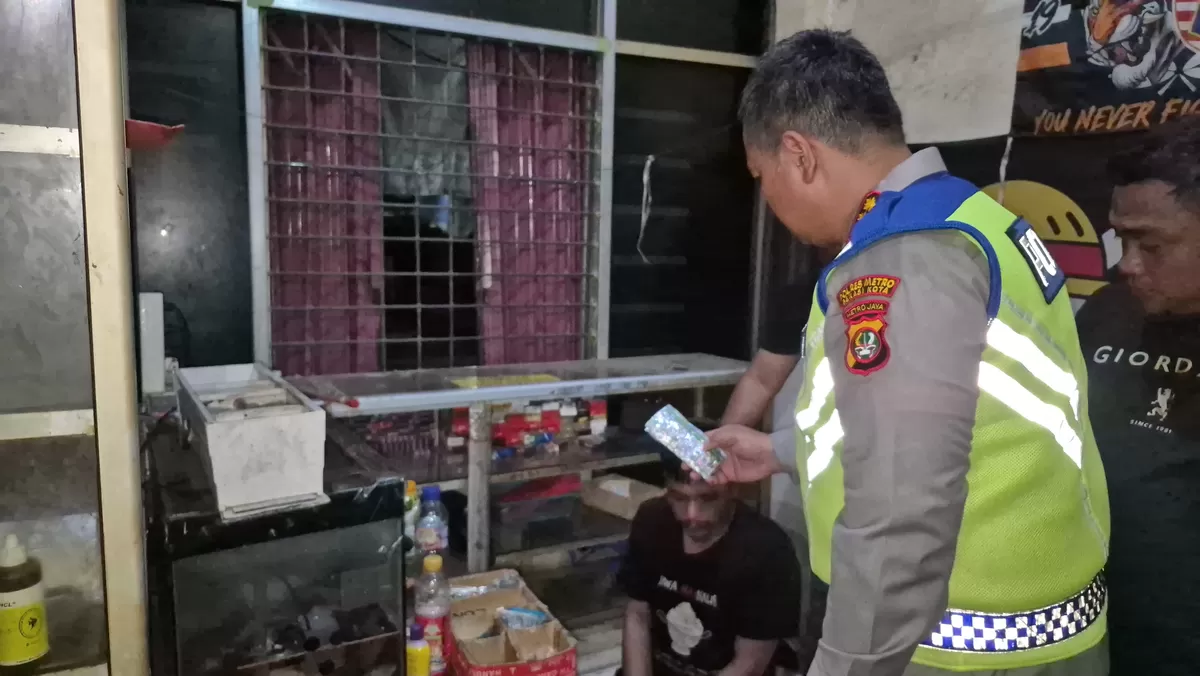 Tiga penjual obat keras daftar G diamankan petugas gabungan saat patroli mobile di sejumlah titik rawan Kota Bekasi, Selasa (26/5/2026). (mame/metropolitan)