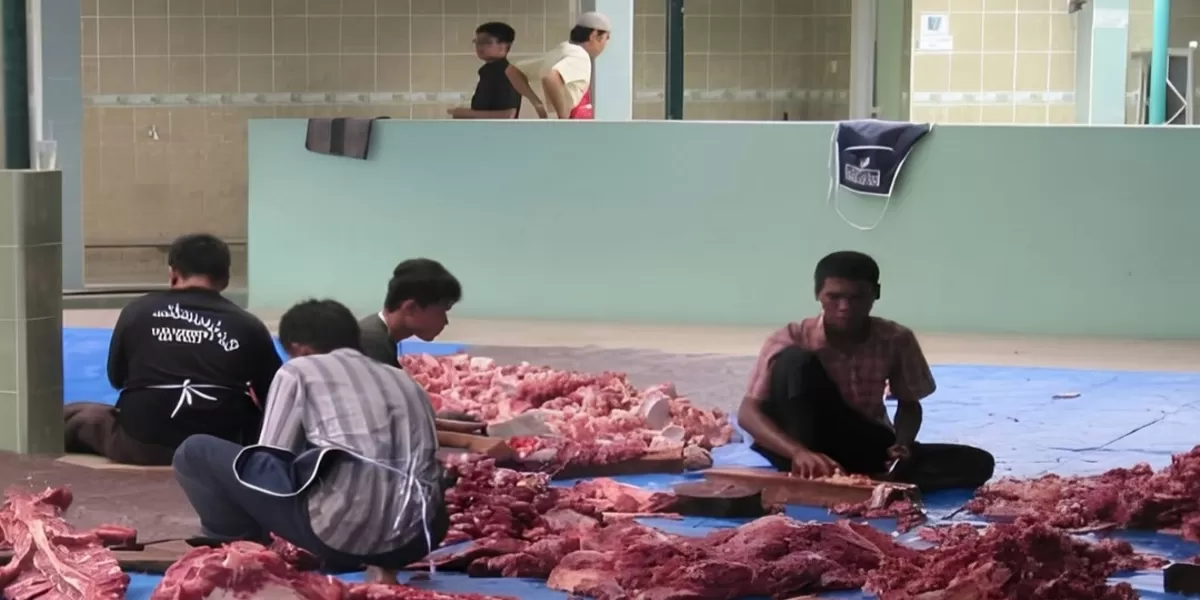 Kurangi sampah plastik, Pemkot Bekasi terapkan aturan baru saat pembagian daging kurban. (instagram/bekasi.terkini)