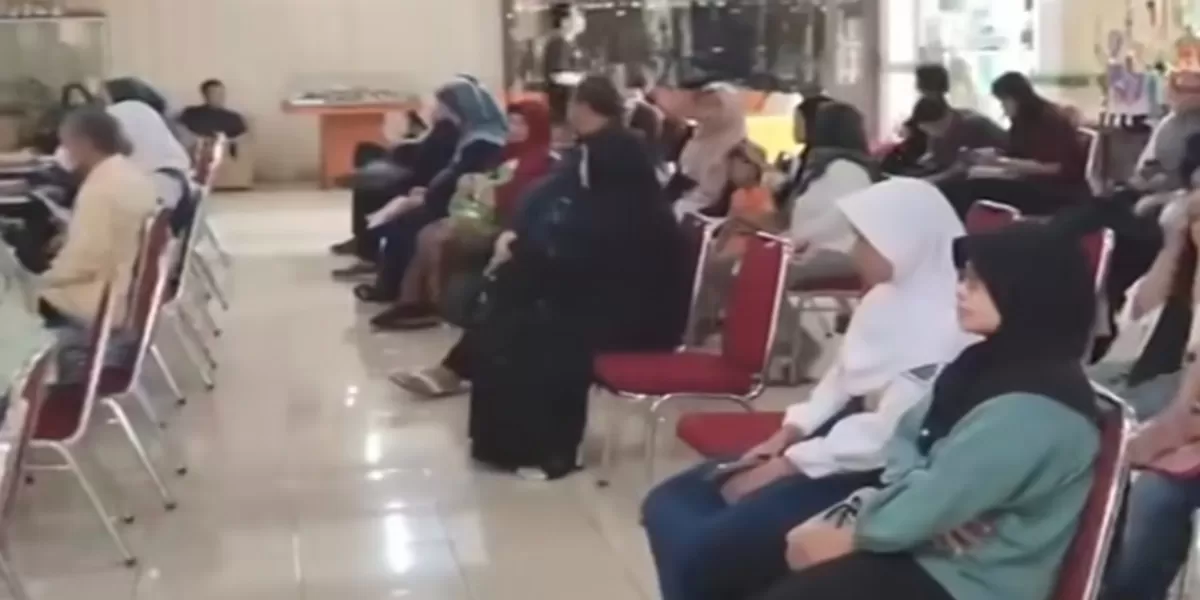 Sejak pagi, orang tua siswa mulai antre untuk mendaftarkan anak ke Sekolah Maung (instagram/infobekasi.coo)