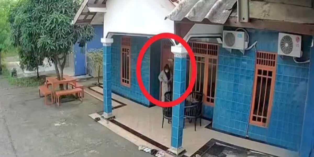 Pelaku yang diduga seorang wanita masuk dengan merusak pintu rumah warga Kampung Buni, Babelan, Rabu (27/5/2026). (instagram/babelan24jam)