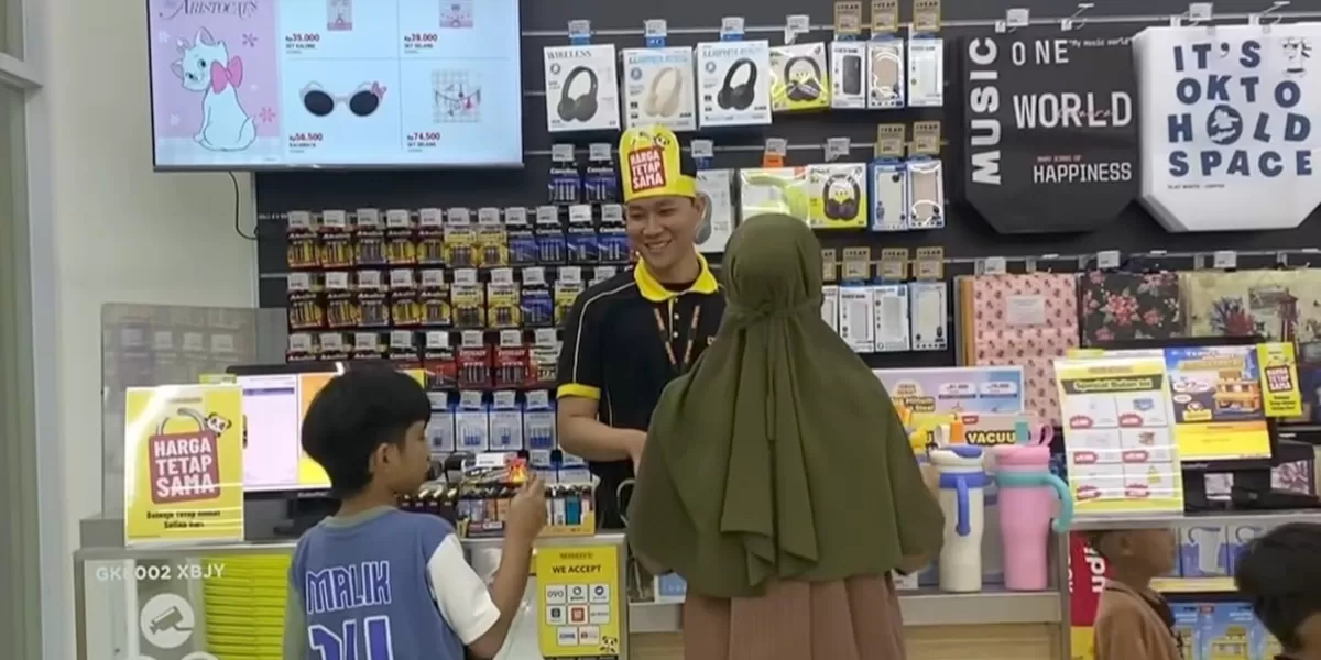 Seorang pengunjung saat berada di MR.D.I.Y Indonesia, kawasan Bekasi Jaya, Kota Bekasi. (instagram/infobekasi.coo)