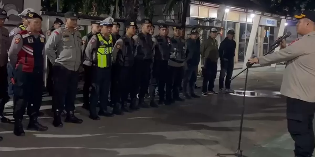 Dipimpin Kapolsek Cikarang Barat Kompol Dimmas Adhit Putranto, sebanyak 35 personel gabungan diturunkan untuk mengantisipasi aksi kejahatan di jalanan Kota Bekasi.  (tangkapan layar/youtube polres metro bekasi)