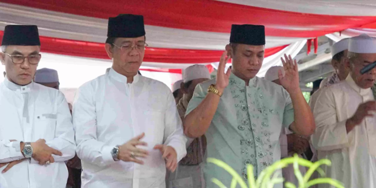 Plt Bupati Bekasi Asep Surya Atmaja memilih Sholat Iduladha di Mushola Manhajul Istiqomah, Desa Taman Rahayu, Rabu (27/5/2026). (dok pemkab bekasi)