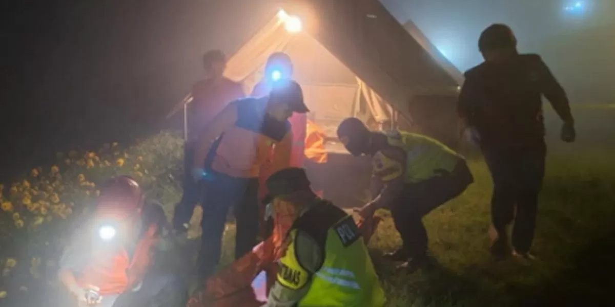 Petugas saat mengevakuasi para korban di tenda camping di wilayah Kledung, Kabupaten Temanggung.  (instagram/pendakilawas)