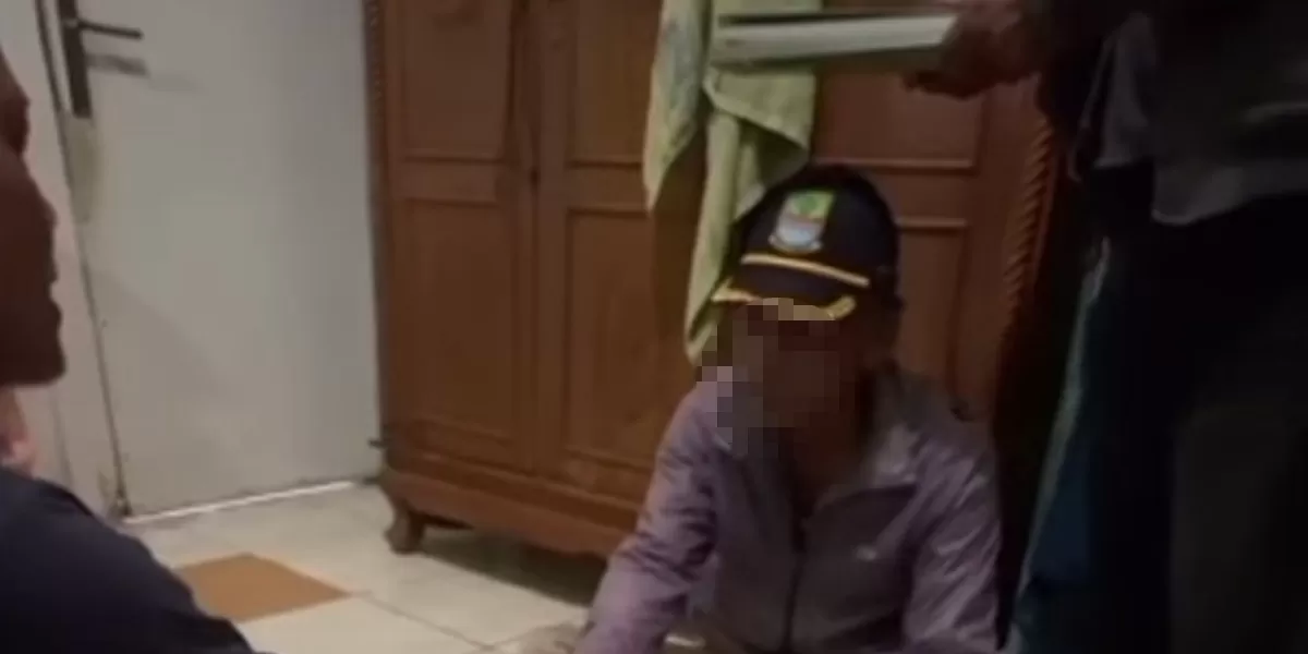 Salah seorang warga Pebayuran mengucap sumpah setia di atas Alquran demi mendukung Kades Nurfadilah kembali memimpin desa pada periode berikutnya. (  instagram/gue_cikarang.co.id)