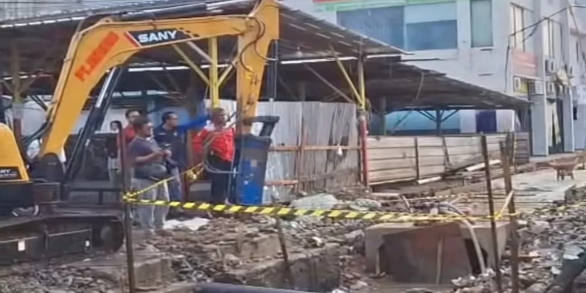 Semburan air dan lumpur setinggi beberapa meter gegerkan warga di Jalan Sudirman Bekasi. (instagram)