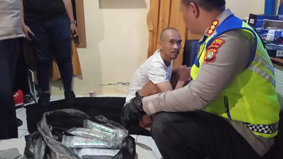 Kapolres Metro Bekasi Kota, Kombes Pol Kusumo Wahyu Bintoro, saat menggerebek obat keras hasil pengembangan saat operasi Cipkon pada Sabtu (30/5/2026). (mame/metropolitan)