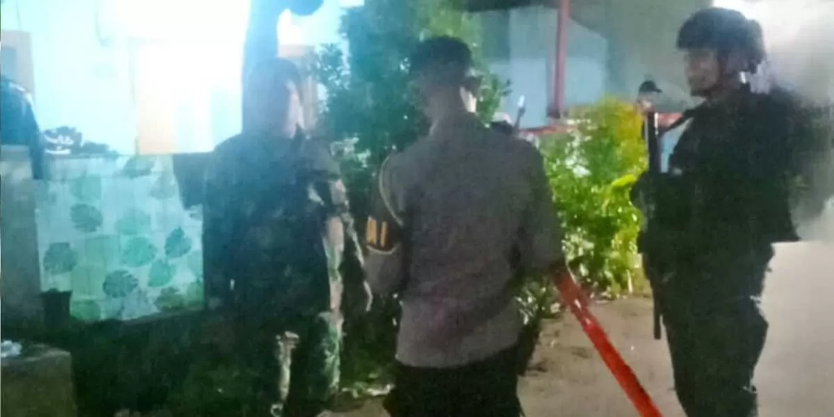 Tim Jihandak Polda Metro Jaya saat mengamankan granat nanas yang ditemukan warga di tempat sampah Bekasi Timur, Sabtu (30/5/2026). (mame/metropolitan)