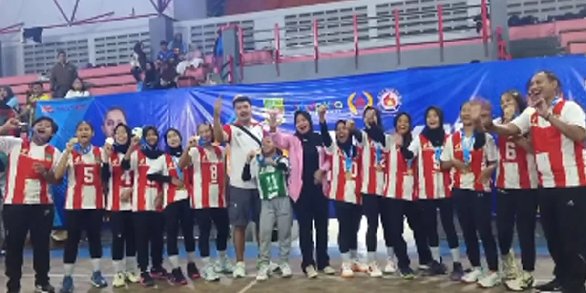 Tim Putri Kecamatan Babelan merayakan keberhasilan meraih Juara 1 pada ajang POPDA XIII Kabupaten Bekasi 2026. (instagram/babelaninfo.id)