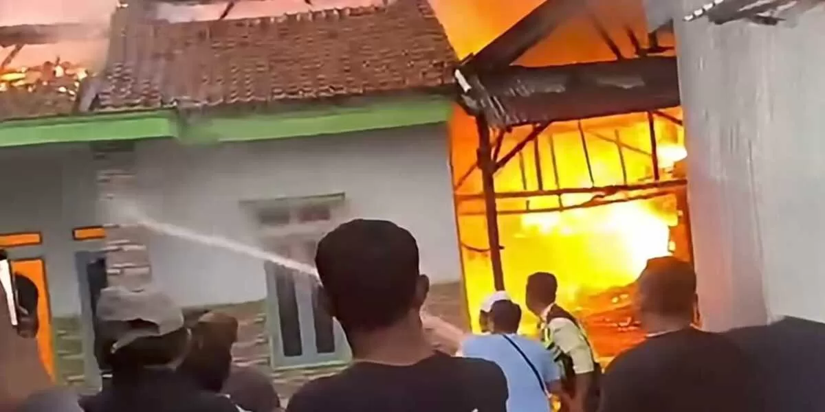 Petugas Disdamkarmat tengah berjibaku memadamkan api agar kebakaran tidak meluas  (instagram/liputancikarang)