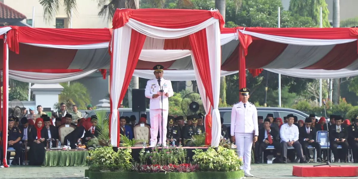   Plt Bupati Bekasi, dr Asep Surya Atmaja, saat upacara memperingati Harlah Pancasila di Plaza Pemkab Bekasi, Cikarang Pusat, Senin (1/5/2026) ( dok diskominfosantik)
