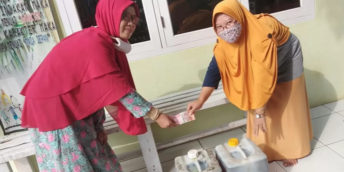 Di Desa Sumberjaya, Kabupaten Bekasi, minyak jelantah justru menjadi "tabungan sosial" yang membantu membiayai kegiatan Posyandu, PKK, Kampung KB hingga aktivitas remaja. (dok pemkab bekasi)