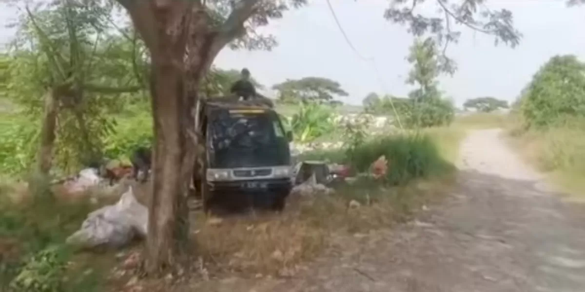 Dalam video yang beredar, satu mobil pikap diduga tengah menurunkan sampah di Kampung Penganson Bekasi.  (instagram/liputanwargacibitung)