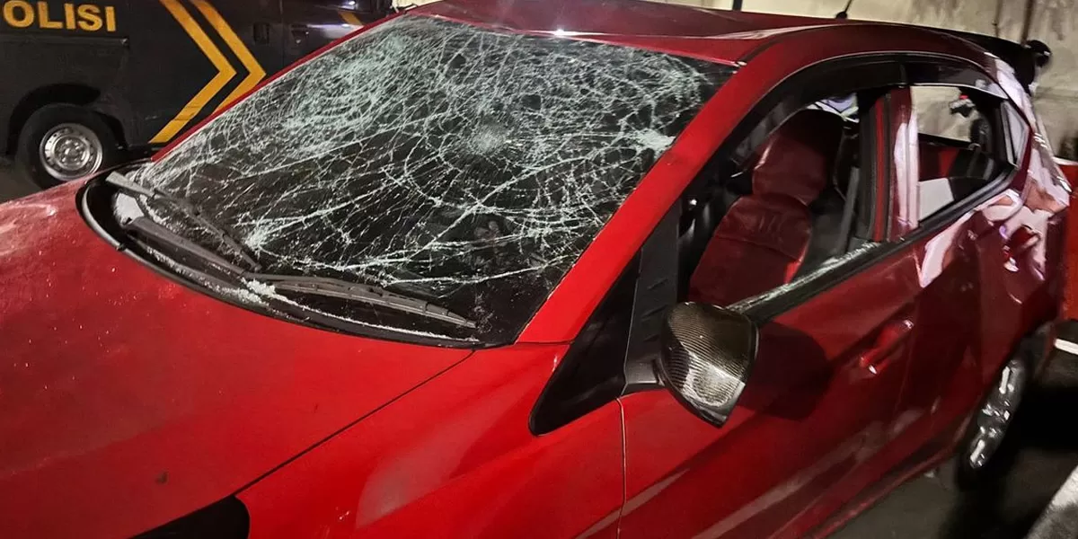 Penampakan mobil Honda Brio yang ringsek usai insiden di kawasan Grand Galaxy Park, Jalan Jakasetia, Kecamatan Bekasi Selatan, Minggu (31/5/2026) malam. ( dok polres metro bekasi kota )