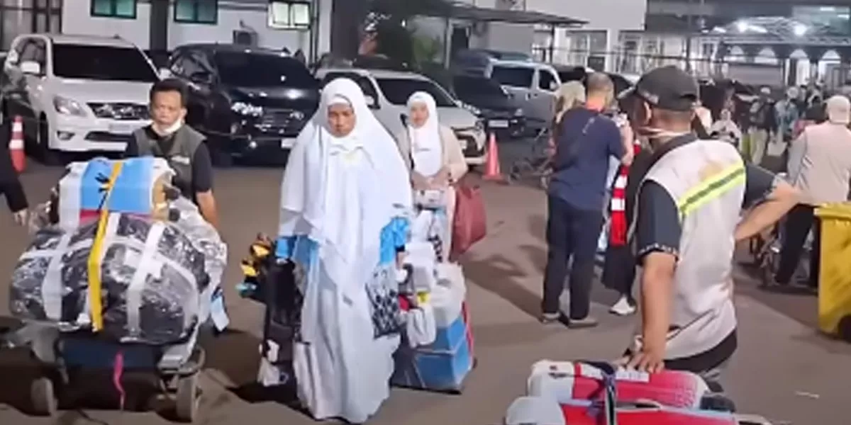 Jemaah haji Kloter 1 Jawa Barat asal Kota Bekasi tiba kembali di tanah air, Selasa (2/6/2026) dini hari. (instagram/infobekasi)