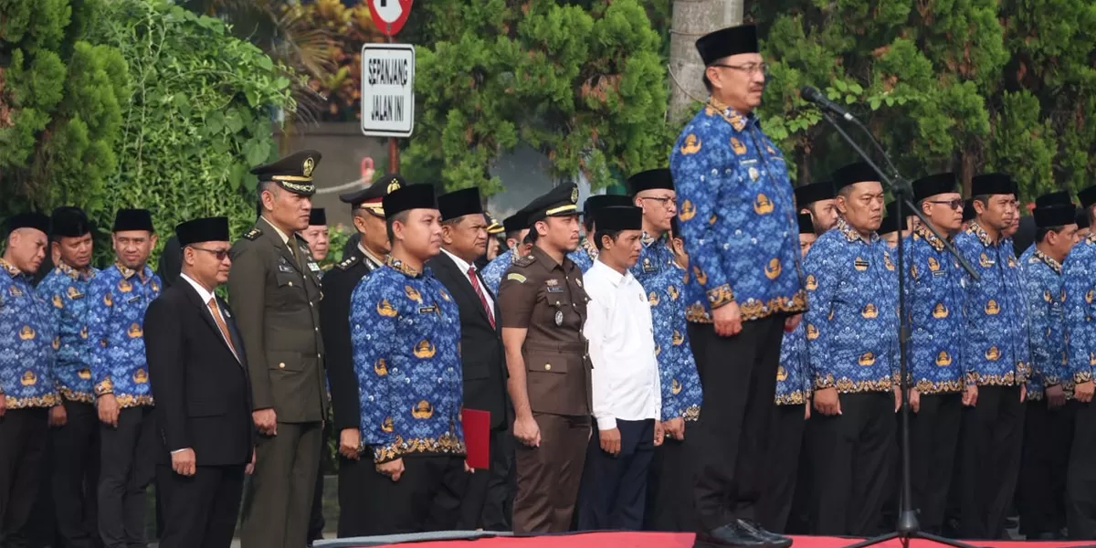  Plh Wali Kota Bekasi, Abdul Harris Bobihoe, saat memimpin upacara peringatan Hari Lahir Pancasila 2026 di Plaza Pemerintah Kota Bekasi, Senin (1/6/2026). (dok pemkot bekasi)