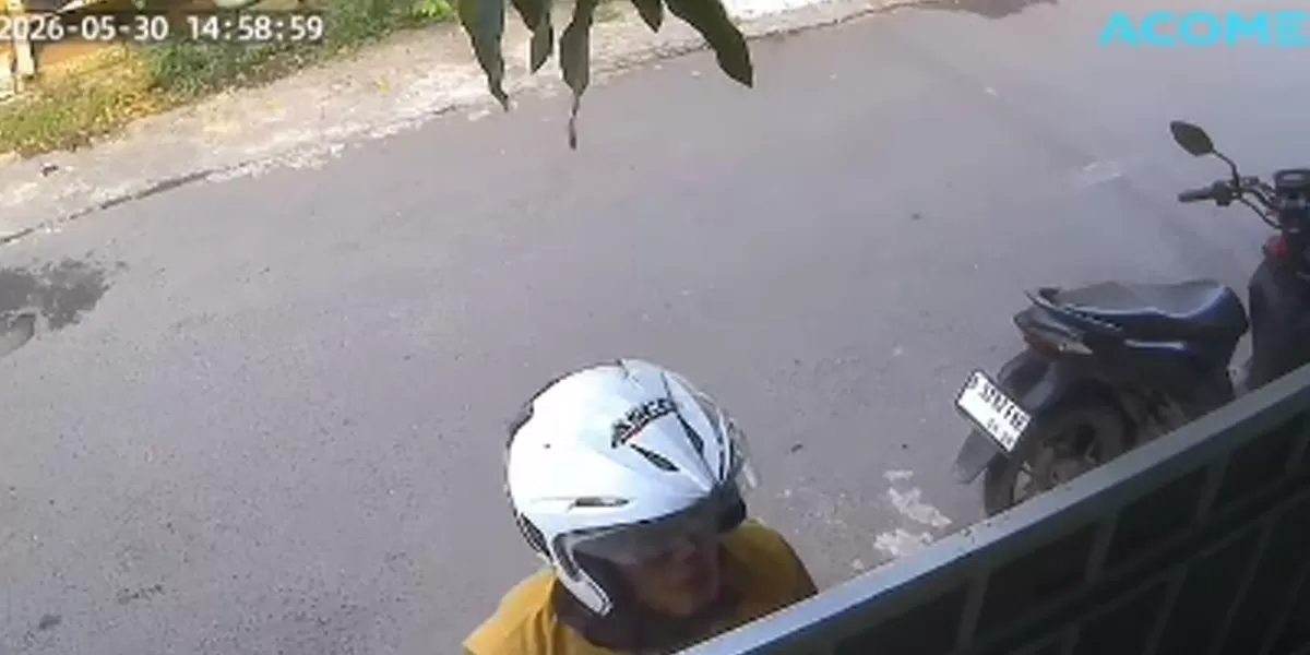 Terlihat dari rekaman CCTV pelaku mencoba masuk ke sebuah rumah di Cimuning, Mustikajaya, Bekasi, pada Sabtu (30/5/2026) siang. (instagram/infobekasi_raya)