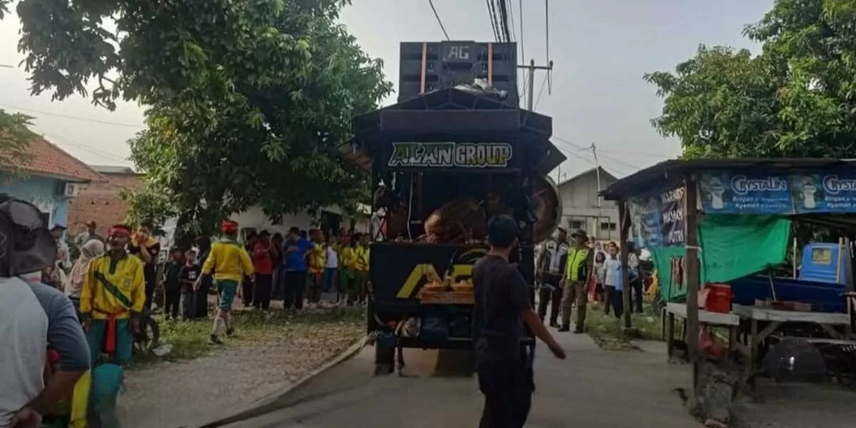 Warga dan aparat terlihat berkerumun di lokasi kejadian setelah insiden tragis yang menimpa rombongan kesenian Sisingaan. (instagram/infobekasi)