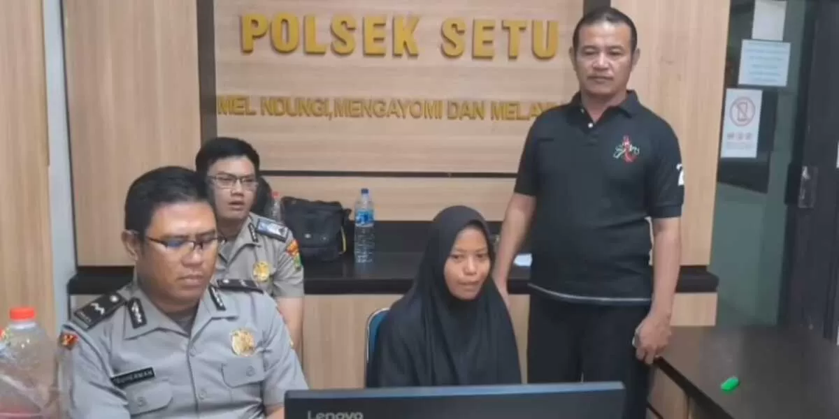 Personel Polsek Setu membantu proses pemulangan Yuli yang diduga menjadi korban penipuan tawaran kerja di Bekasi. (instagram/polseksetu)