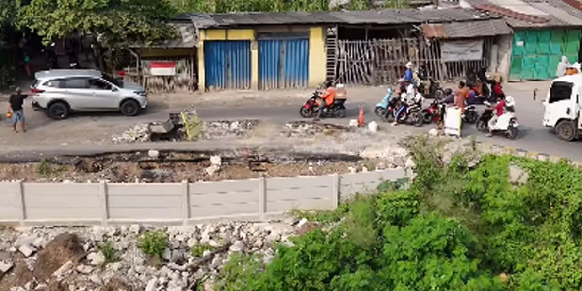   Begini kondisi di jalur Kali CBL yang tak kunjung diperbaiki dan membahayakan pengguna jalan. (instagram/liputanwargacikarang)