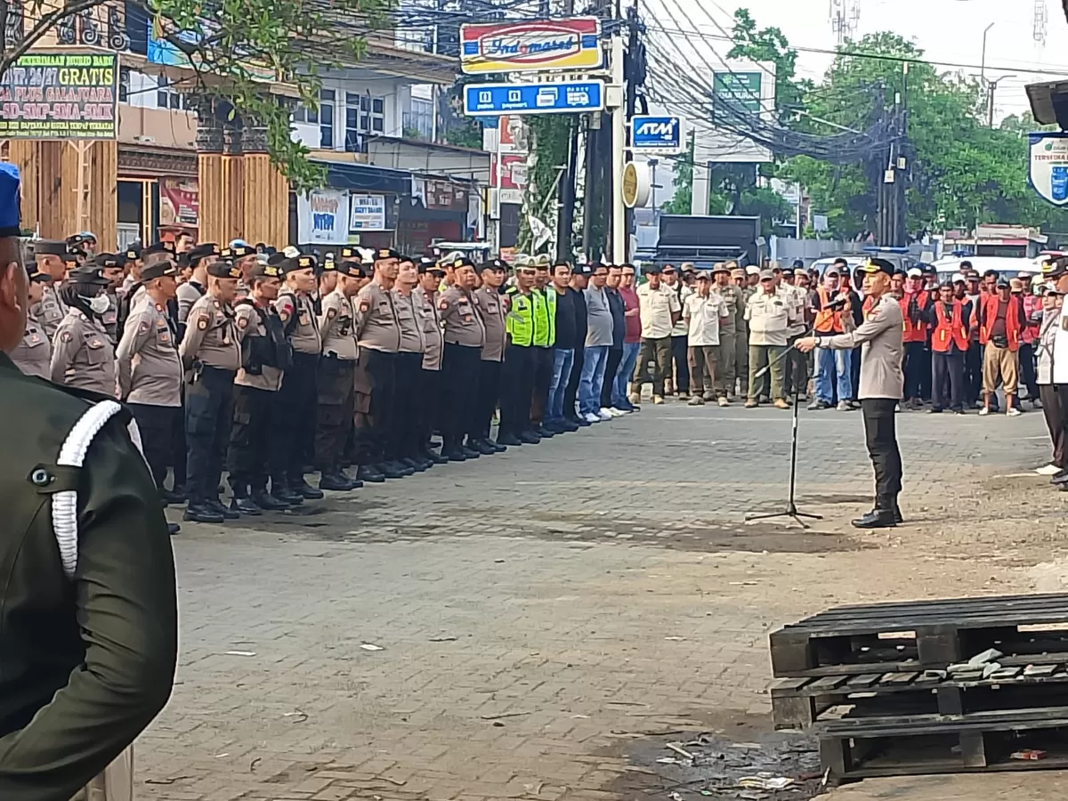 Sebanyak 500 petugas gabungan diterjunkan untuk mengamankan proses eksekusi lahan seluas 2.141 meter persegi di kawasan Taman Harapan Baru, Kecamatan Medan Satria, Kota Bekasi, Rabu (3/6/2026). (mame/metropolitan)