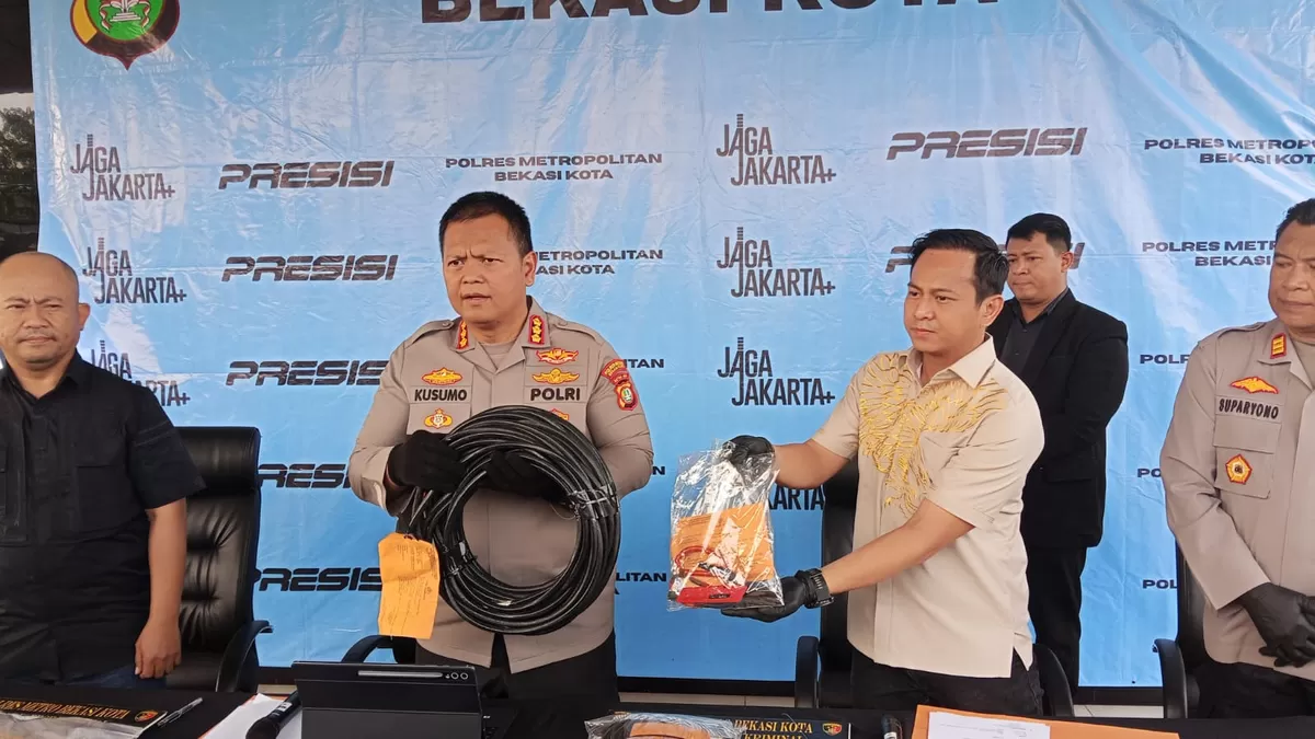 Kapolres Metro Bekasi Kota, Kombes Pol Kusumo Wahyu Bintoro, saat menunjukkan barang bukti kabel BTS yang dicuri MI di kawasan Pekayon Jaya, Kota Bekasi. (mame/metropolitan)