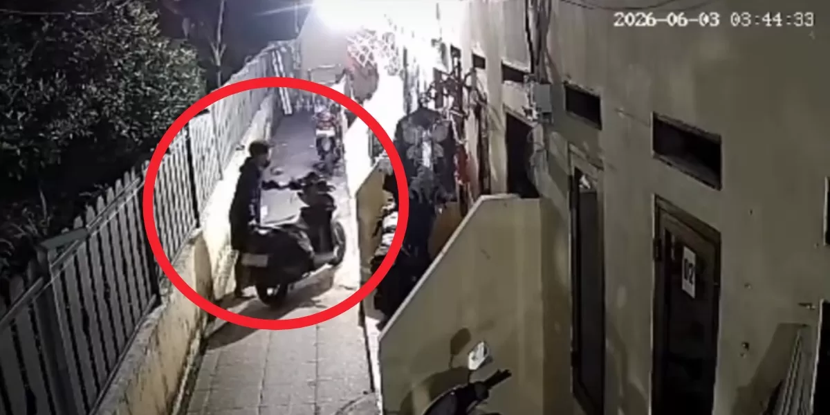 Seorang pria terekam kamera CCTV saat menggasak sepeda motor milik penghuni kontrakan di Jatiasih, Rabu (3/6/2026). (instagram/infobekasi_raya)