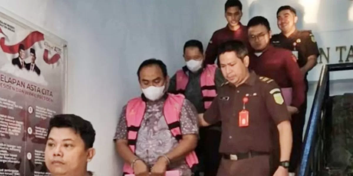 Sebanyak tiga pejabat Perumda Tirta Bhagasasi Bekasi resmi jadi tersangka dalam kasus dugaan korupsi pemasangan sambungan air bersih, Kamis (30/7/2026). (dok istimewa)
