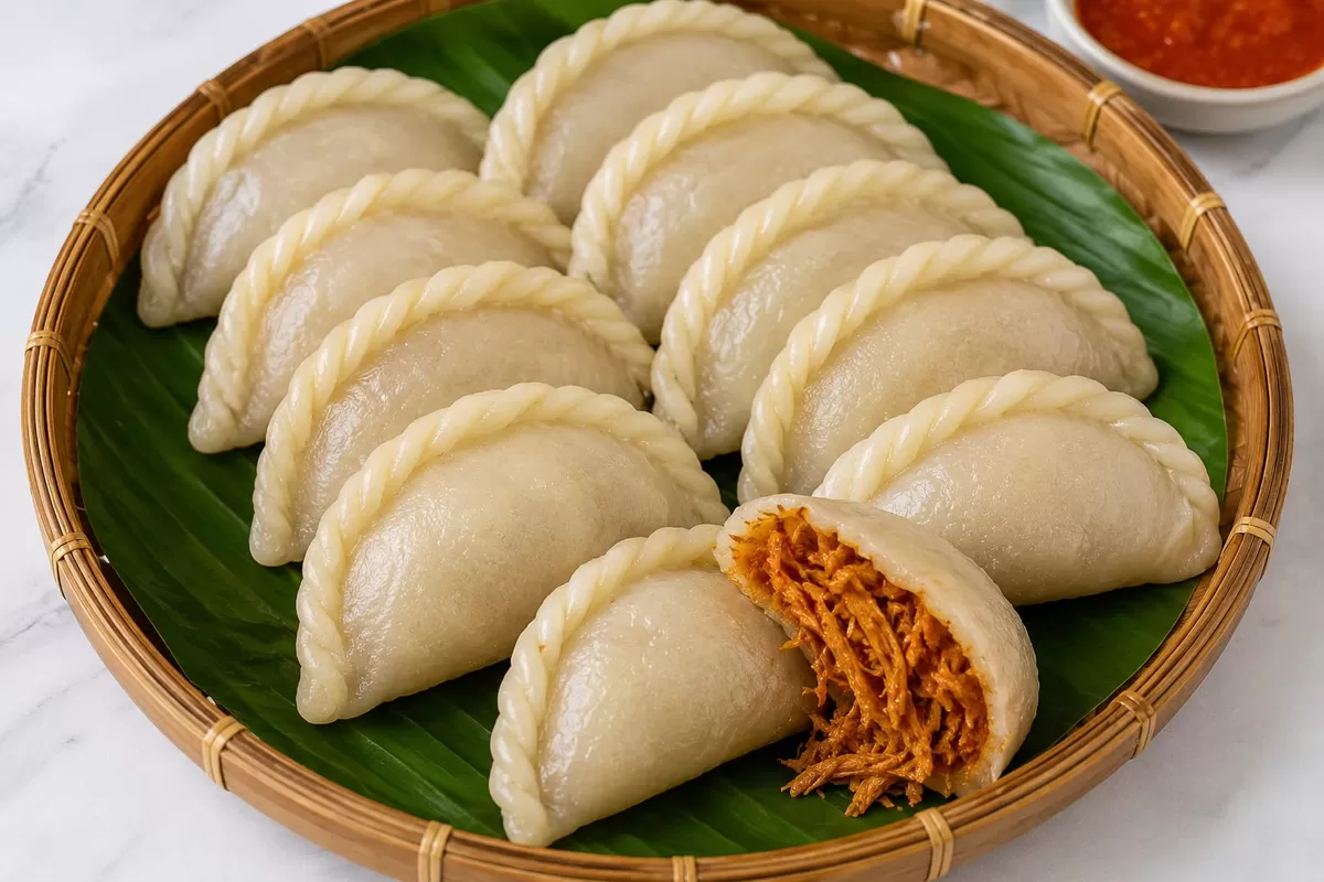 Cireng isi ayam suwir yang renyah di luar, kenyal di dalam, dengan isian melimpah gurih pedas bikin nagih. 