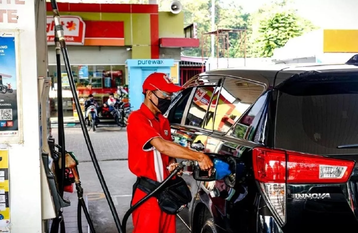Presiden Prabowo Subianto mengarahkan jajaran menteri mengkaji langkah penghematan BBM, termasuk opsi WFH dan pengurangan hari kerja, sebagai antisipasi dampak gejolak ekonomi global.