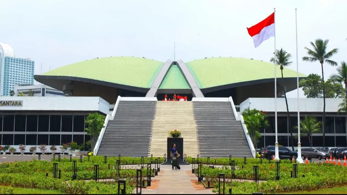 Perpres Nomor 111 Tahun 2025 menetapkan penyebaran budaya LGBTQ sebagai ancaman nonmiliter dalam kebijakan pertahanan nasional. DPR RI juga mulai membahas aspirasi terkait usulan RUU LGBT.