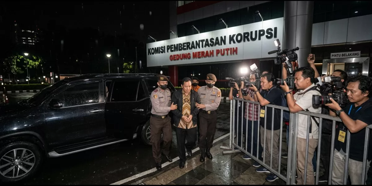 OTT KPK Tulungagung menjadi sorotan nasional. Sebanyak 13 orang, termasuk Bupati Tulungagung Gatut Sunu Wibowo, telah dibawa ke Gedung KPK Jakarta untuk menjalani pemeriksaan intensif.